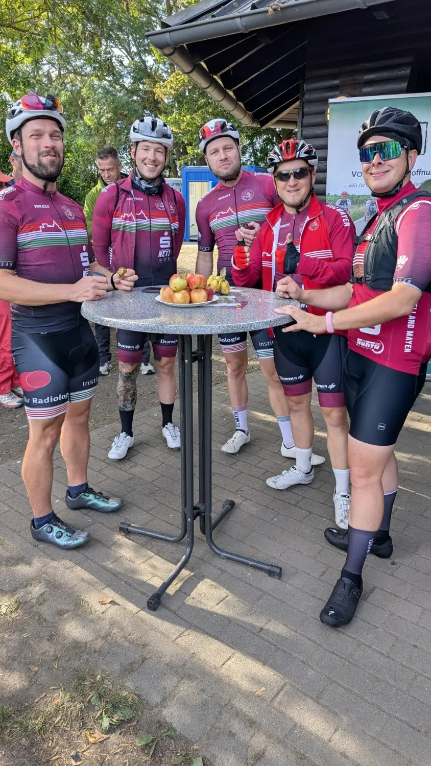 Eine Gruppe Rennradfahrer bei einer Pause