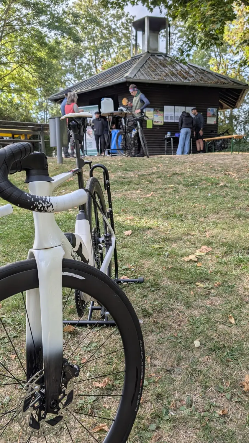 Rennrad vor der Grillhütte am Maifeldradweg