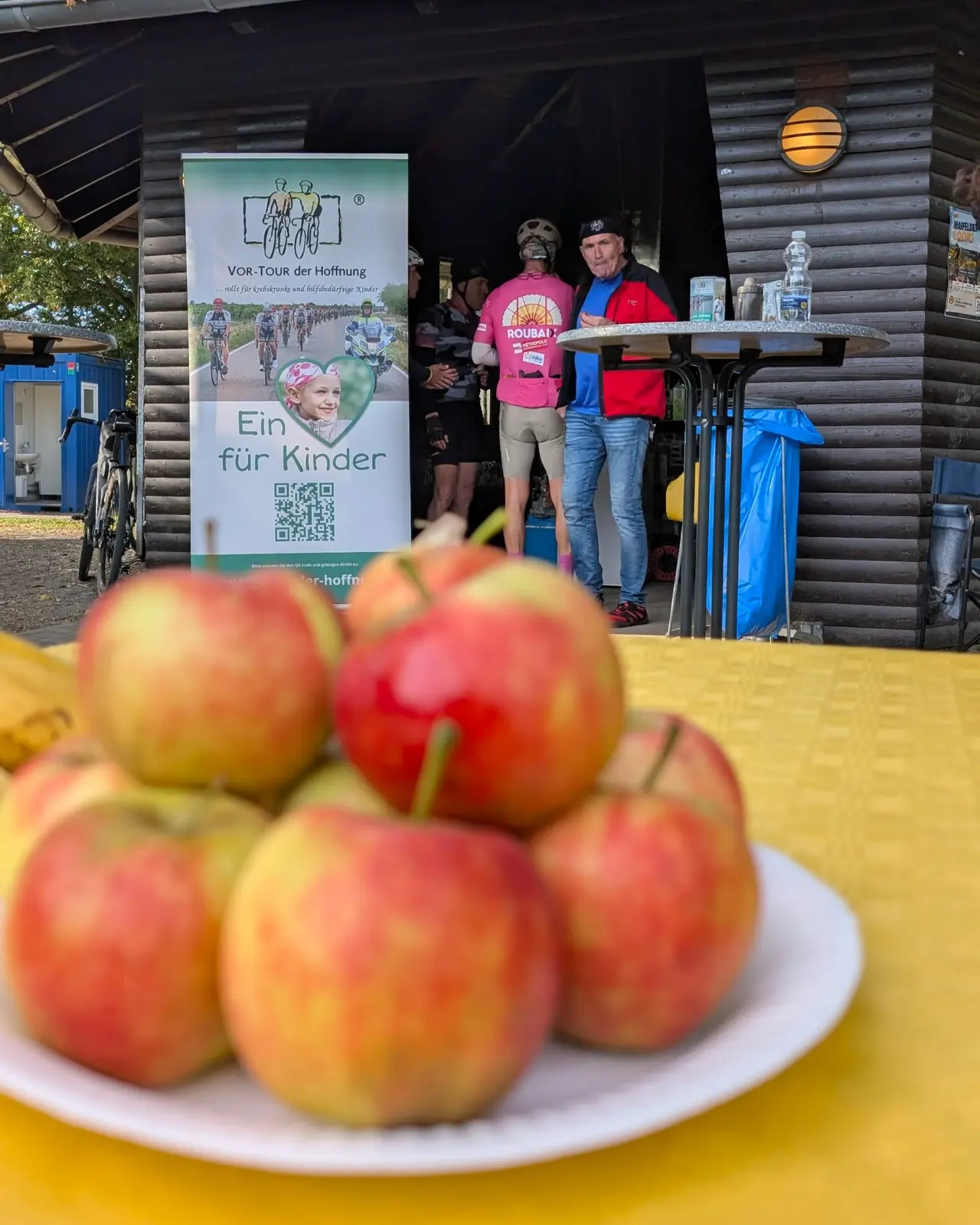 Frische Äpfel am Verpflegungspunkt vor der Grillhütte